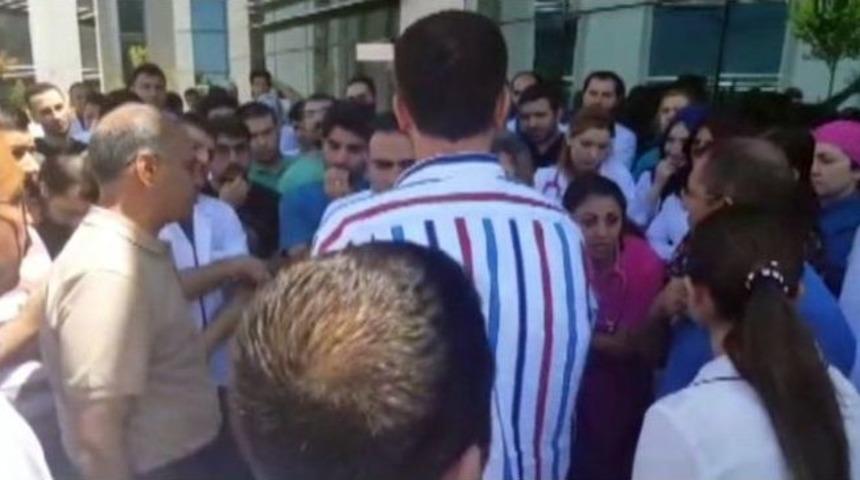 Eylem Yapan Doktorlar Vatandaşların Tepkisiyle Karşılaştı