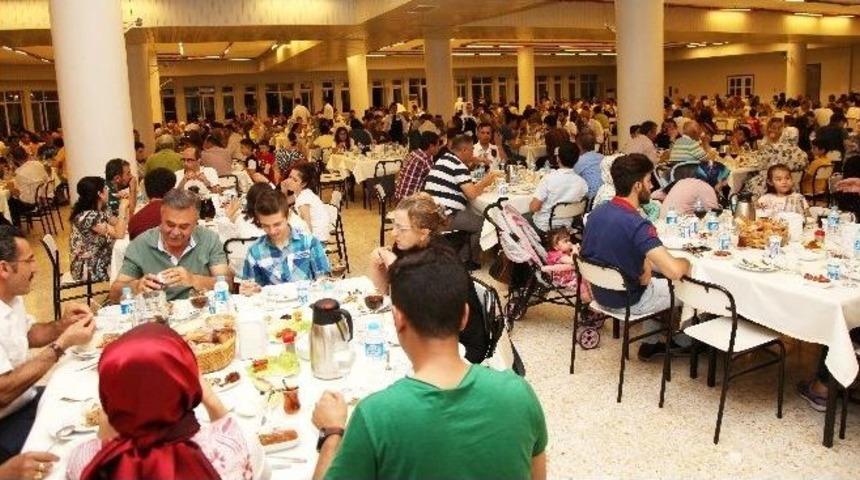 Ga&uuml;n&rsquo;de Geleneksel İftar Yemeği