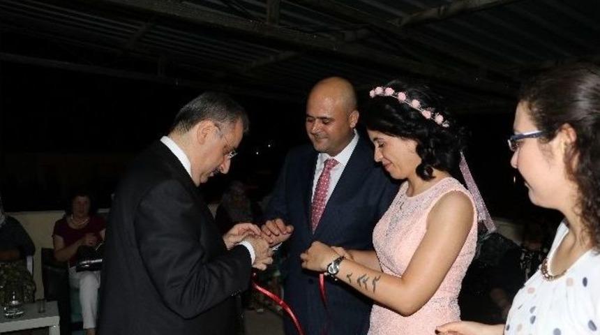 Gen&ccedil; &Ccedil;iftin Y&uuml;z&uuml;klerini Halil Memiş Taktı