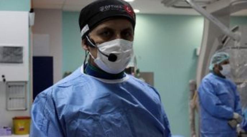 Prof. Dr. G&ouml;ktekin&rsquo;in, T&uuml;rkiye&rsquo;den Canlı Yayında Tam Tıkalı Damara Yaptığı Operasyon Amerika&rsquo;dan İzlendi