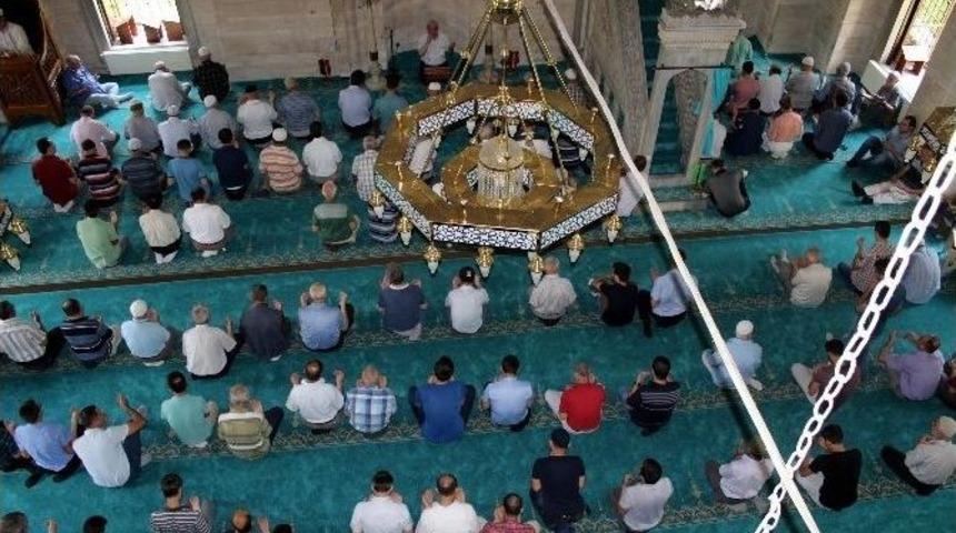 Ramazan&rsquo;ın Son Cuma&rsquo;sında Camiler Doldu Taştı