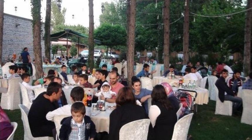 Gönüllü Gençlerden Anlamlı İftar