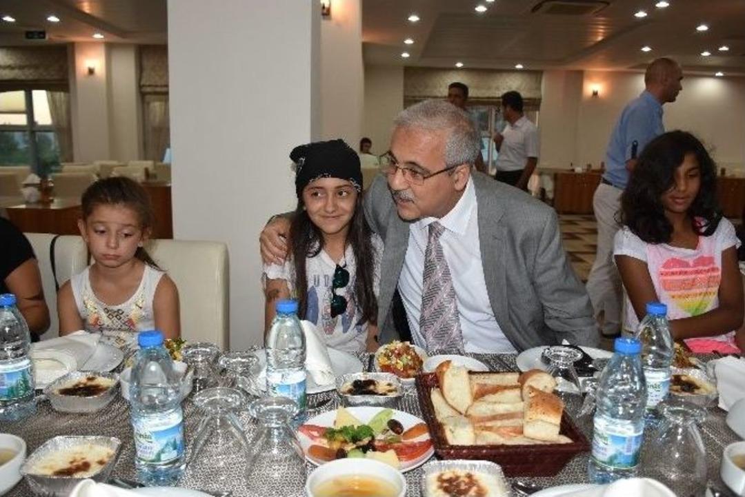 Vali G&uuml;ven&ccedil;er&rsquo;den &Ccedil;ocuk Evlerinde Kalan &Ccedil;ocuklara Baba Şefkati