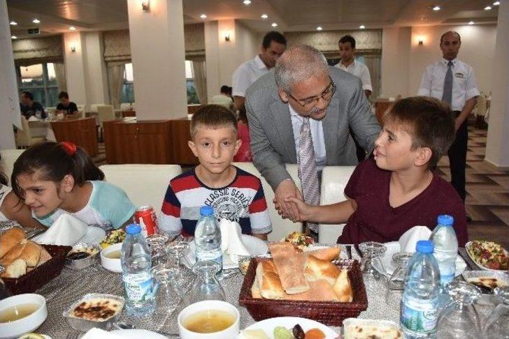 Vali Güvençer’den Çocuk Evlerinde Kalan Çocuklara Baba Şefkati G1