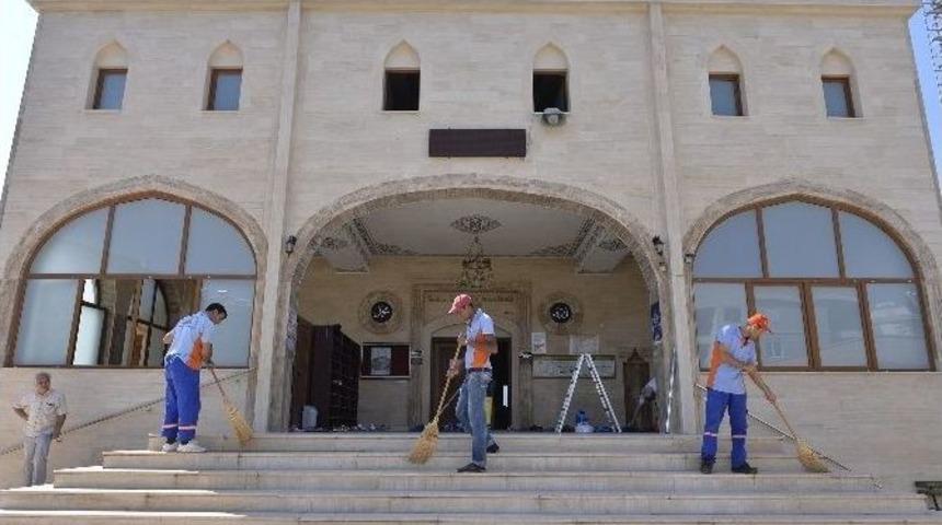 Muratpaşa&rsquo;daki Camilere G&uuml;l Suyu