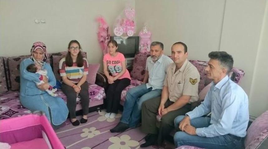 Aldığı &Ouml;d&uuml;l&uuml; Şehit Kızına Hediye Etti