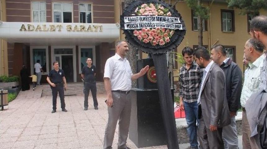 Takipsizlik Kararını Siyah &Ccedil;elenkle Protesto Ettiler