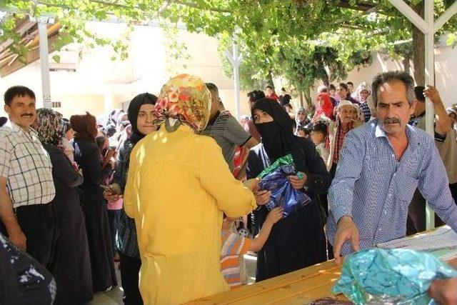 700 Suriyeli Çocuğa Bayram Kıyafeti Aldılar