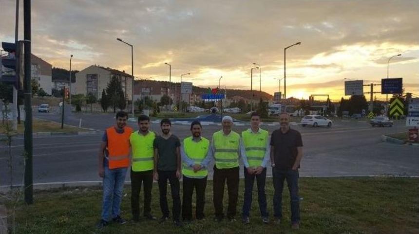 Trafikte Kalan S&uuml;r&uuml;c&uuml; Ve Yolculara İftariye Dağıtıyorlar