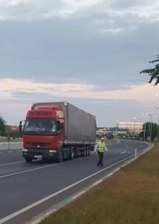 Trafikte Kalan Sürücü Ve Yolculara İftariye Dağıtıyorlar