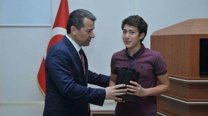 Vali Azmi &Ccedil;elik, Teog Sınavında Başarılı Olan &Ouml;ğrencilere &Ouml;d&uuml;l Verdi