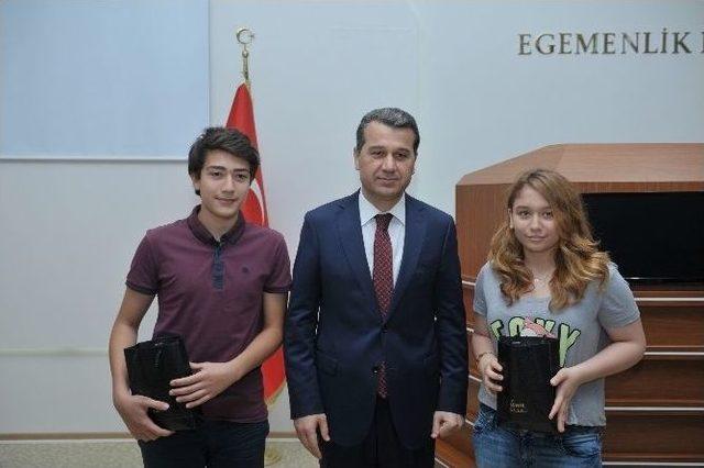Vali Azmi Çelik, Teog Sınavında Başarılı Olan Öğrencilere Ödül Verdi