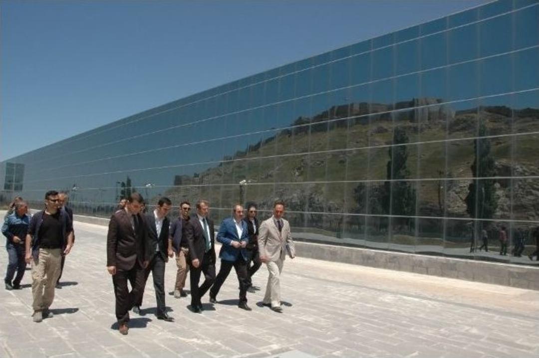 Vali Taşyapan, İnşaatı Devam Atat&uuml;rk Anadolu Lisesi Ve Van Urartu M&uuml;zesi&rsquo;nde İncelemelerde Bulundu