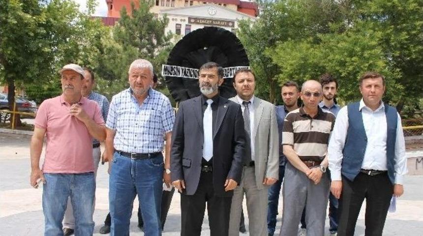 B&uuml;y&uuml;k Birlik Partisi Adliye &Ouml;n&uuml;ne Siyah &Ccedil;elenk Bıraktı