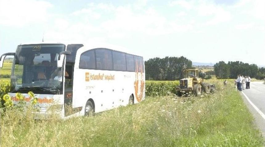 Yolcu Otob&uuml;s&uuml; Tarlaya Girdi: 5 Yaralı