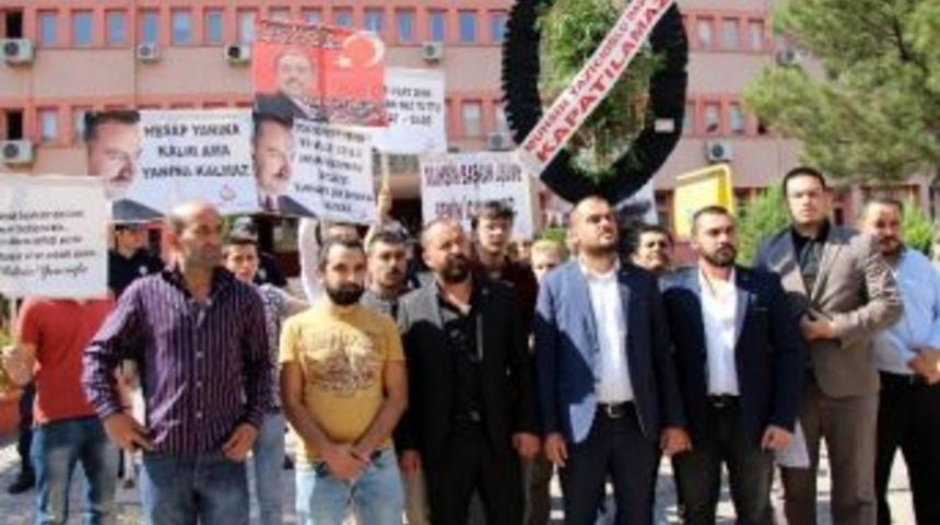Takipsizlik Kararını Siyah &Ccedil;elenkle Protesto Ettiler