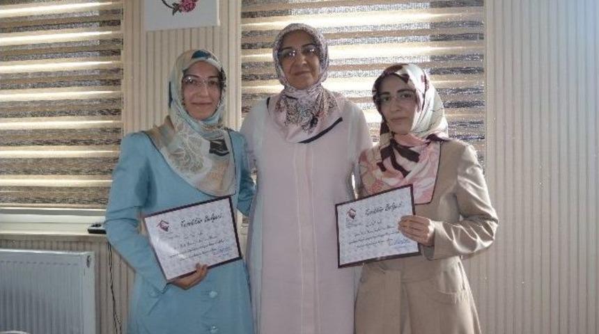 &Ccedil;ocuklara, Dini Eğitim Veren Kuran Kursu &Ouml;ğreticilerine Teşekk&uuml;r Belgesi Verildi