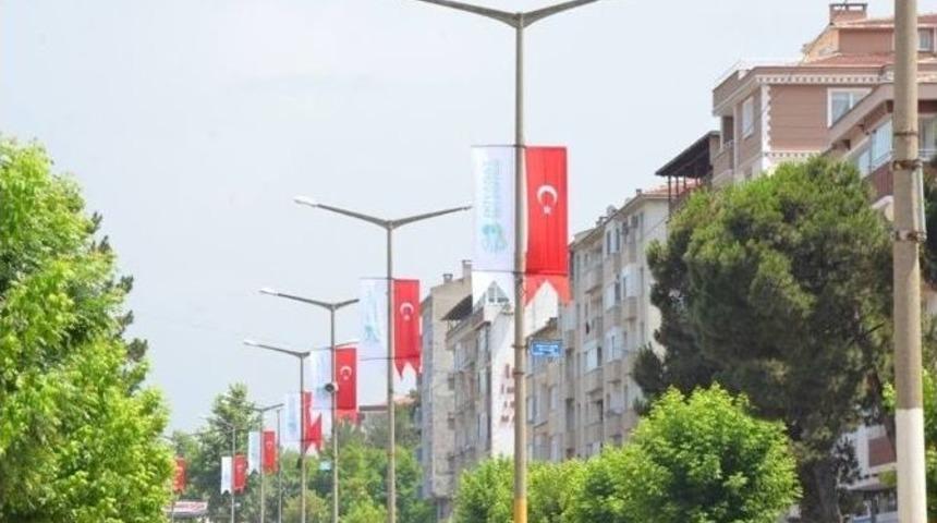 Boyabat Belediyesi İl&ccedil;eyi Bayrama Hazırlıyor