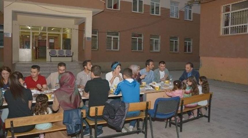 Tayini &Ccedil;ıkan &Ouml;ğretmenlere İftar
