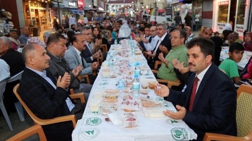 Yozgat Belediyesi Halk İle Toplu İftar Yemeklerini S&uuml;rd&uuml;r&uuml;yor