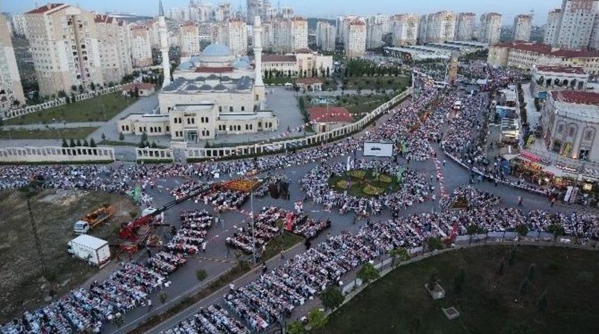 Kadir Gecesi Dolayısıyla Başakşehir&rsquo;de 20 Bin Kişilik Dev İftar D&uuml;zenlendi