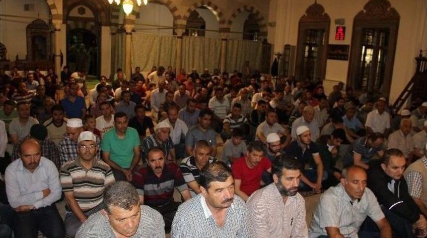 Kadir Gecesinde Vatandaşlar Camilere Akın Etti