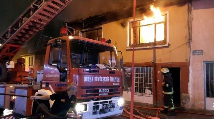 İki Katlı Binada &Ccedil;ıkan Yangın Korkuttu