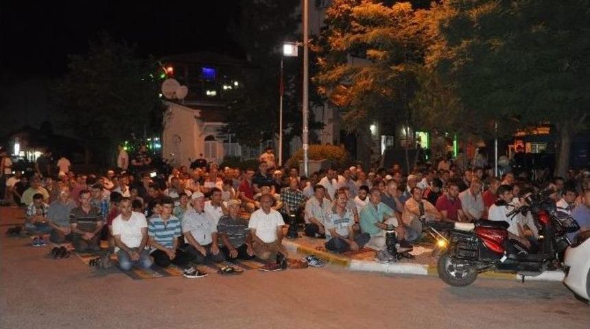 Kadir Gecesinde Vatandaşlar Camilere Sığmadı
