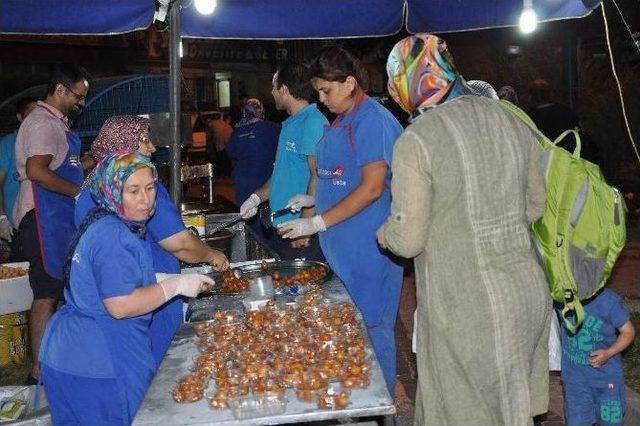 Kadir Gecesinde Vatandaşlar Camilere Sığmadı