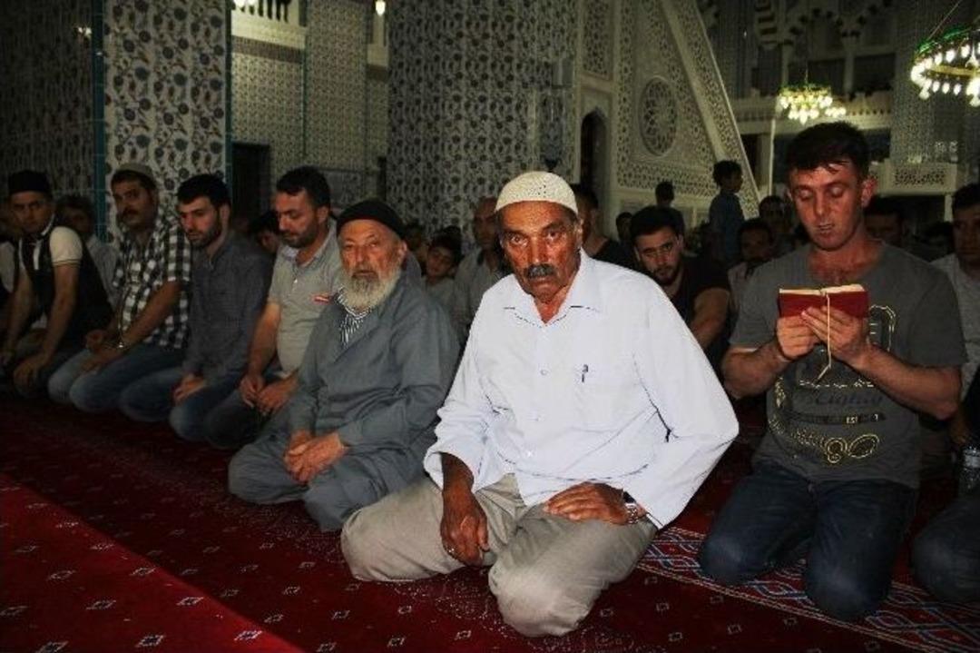 Iğdır&rsquo;da Kadir Gecesi&rsquo;nde Camiler Doldu Taştı