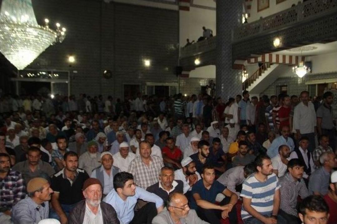 Camiye Sığmayan Cemaat Avlu Duvarlarında Namaz Kıldı