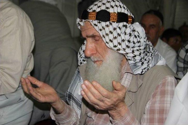 Camiye Sığmayan Cemaat Avlu Duvarlarında Namaz Kıldı G1