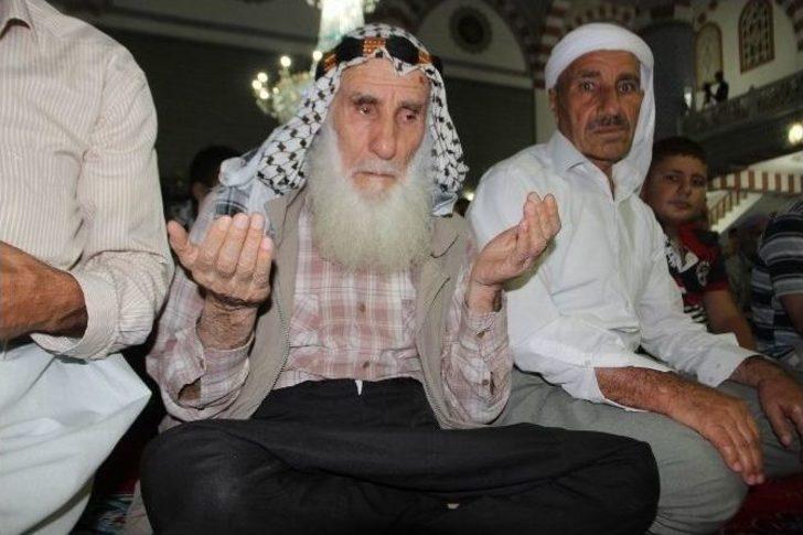 Camiye Sığmayan Cemaat Avlu Duvarlarında Namaz Kıldı G2