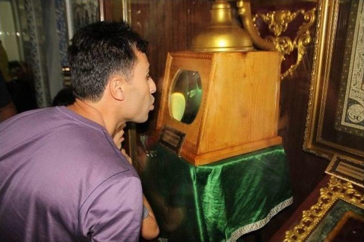 Camiye Sığmayan Cemaat Avlu Duvarlarında Namaz Kıldı G3