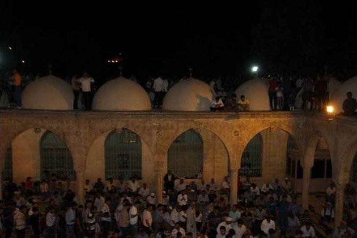 Camiye Sığmayan Cemaat Avlu Duvarlarında Namaz Kıldı G4