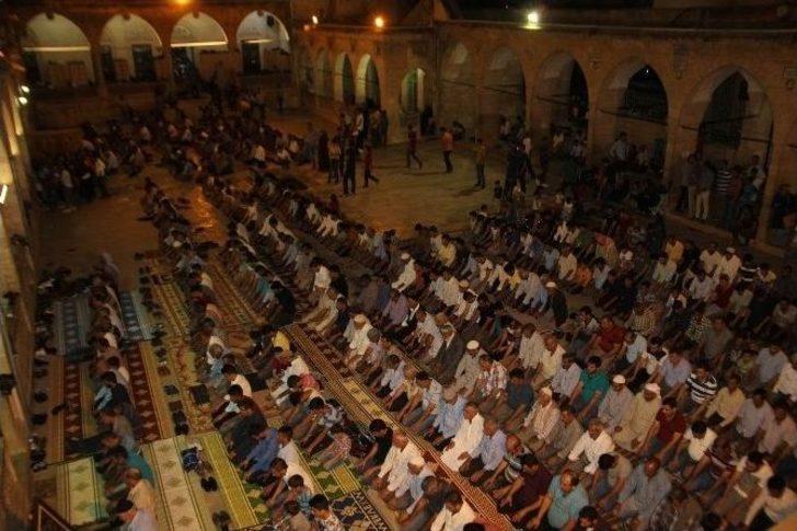 Camiye Sığmayan Cemaat Avlu Duvarlarında Namaz Kıldı G5