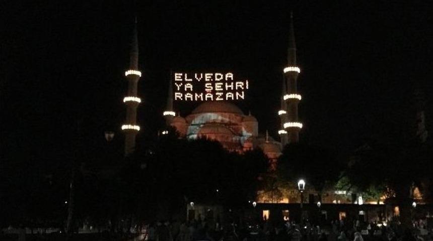 Sultanahmet Camii&rsquo;nde Video Mapping G&ouml;sterisi İle T&uuml;rk Bayrağı Yansıtıldı