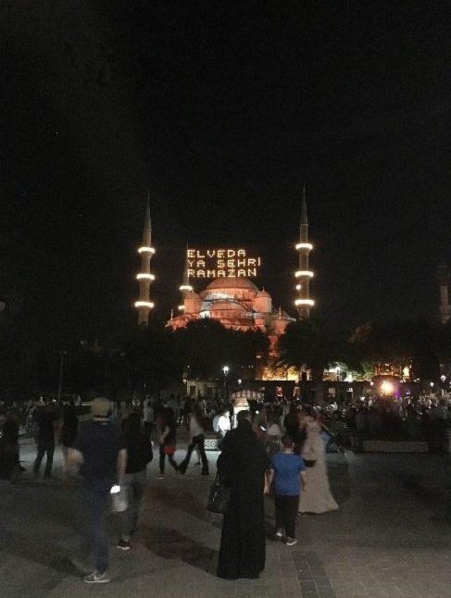 Sultanahmet Camii’nde Video Mapping Gösterisi İle Türk Bayrağı Yansıtıldı