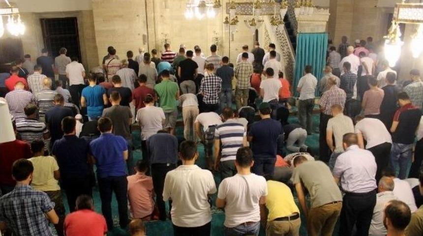 Kadir Gecesi&rsquo;nde Tekirdağ&rsquo;da Camiler Doldu Taştı