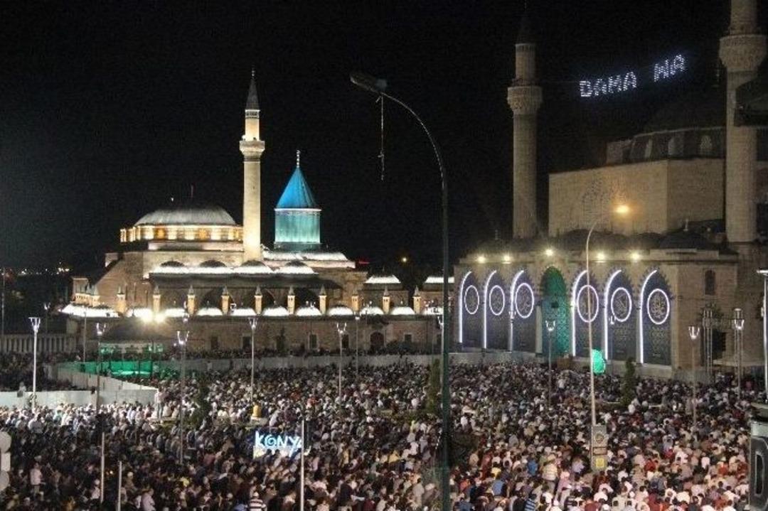 Kadir Gecesi&rsquo;nde Mevlana Meydanı&rsquo;nda Onbinler Buluştu