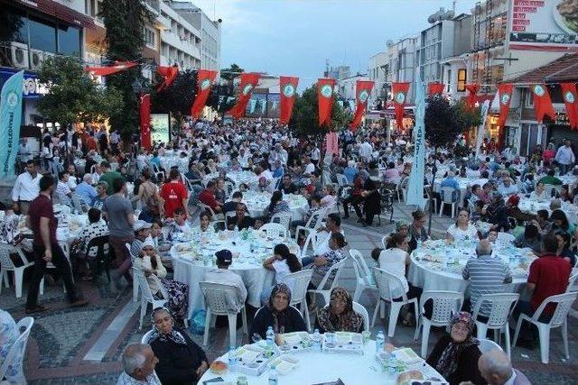 Kadir Gecesi’nde 10 Bin Kişilik ‘edirne Sofrası’ Kuruldu