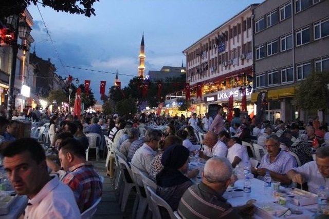 Kadir Gecesi’nde 10 Bin Kişilik ‘edirne Sofrası’ Kuruldu