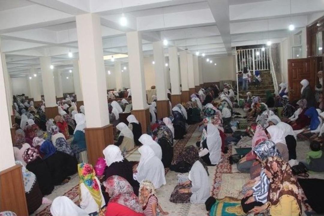 &Ouml;nce İbadet Ettiler Sonra Kan Bağışında Bulundular