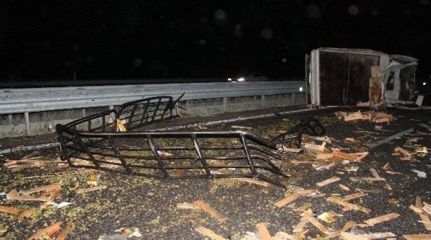 Kaza Yapan Komyonete, Yolcu Otob&uuml;s&uuml; &Ccedil;arptı: 4 Yaralı