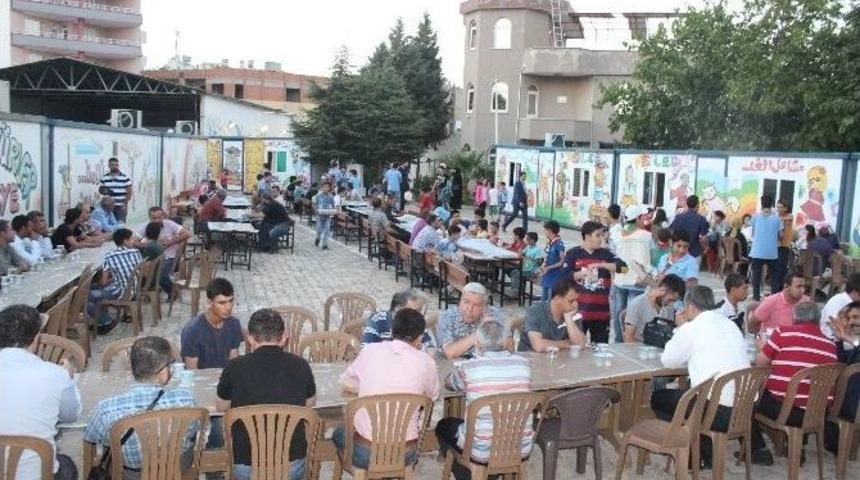 Suriyeli Yetimlere İftar Verildi