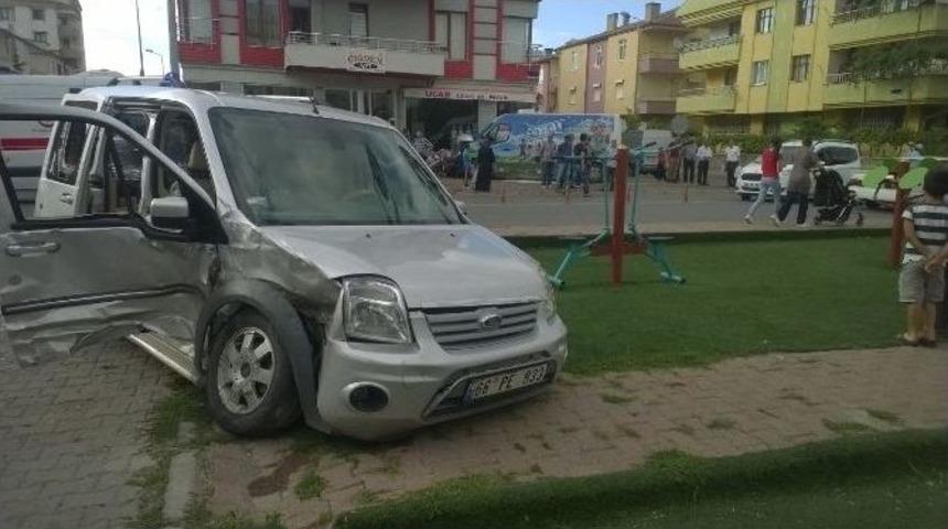 Kamyonet İle Minib&uuml;s &Ccedil;arpıştı: 4 Yaralı