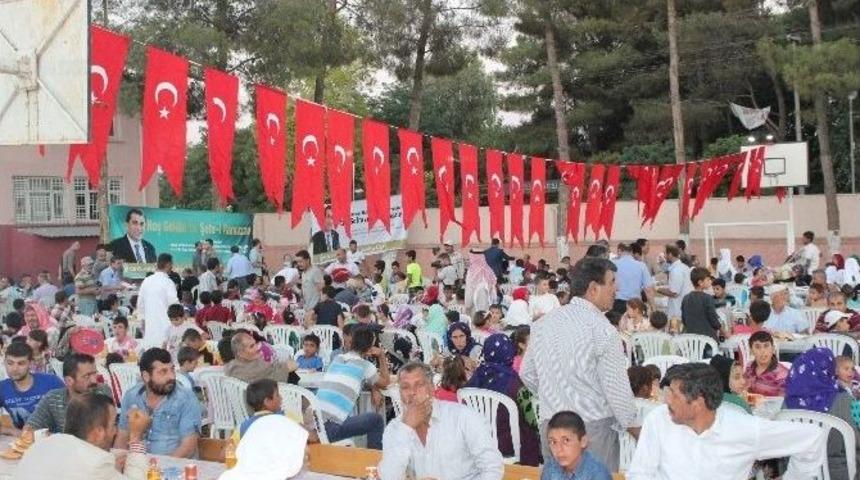 Kadir Gecesinde Yetim Ve &Ouml;ks&uuml;zlere İftar Yemeği