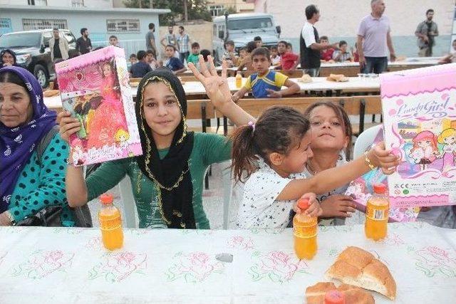 Kadir Gecesinde Yetim Ve Öksüzlere İftar Yemeği