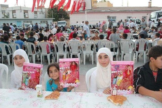 Kadir Gecesinde Yetim Ve Öksüzlere İftar Yemeği