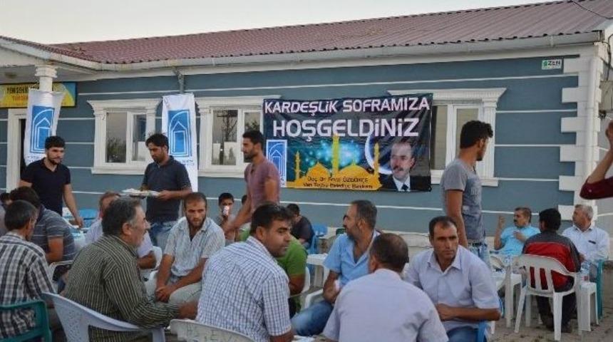 Tuşba Belediyesi Tanışık K&ouml;y&uuml;nde İftar Verdi